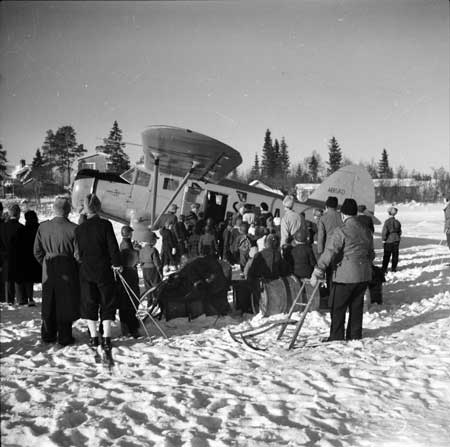 Vid dörren står troligen färdmekaniker Erling Insulan t.v. och kanske Arne Tengler själv t.h. Foto via Arne Tengler