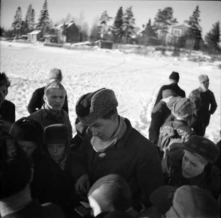 Färdmekaniker Erling Insulan säljer rundflygbiljetter under en rundflygsturné med Arne Tengler som pilot i SE-ASA. Foto: Arne Tengler