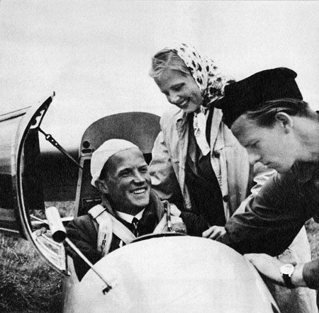 Sven Alm 1945 i sin Weihe, förste svenske mästaren i segelflyg. – Hans fru Maud och lagchefen furir Johansson står bredvid. – Foto i tidningen Flyg 1945:17 sid 10