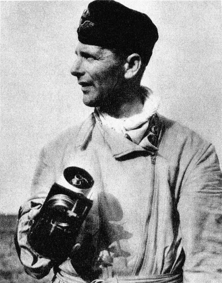 Bengt C:son Bergman som ny chefsinstruktör för – segelflyget på Ålleberg. Här med en barograf i handen. – Foto i tidningen Flyg 1946:8 sid 3