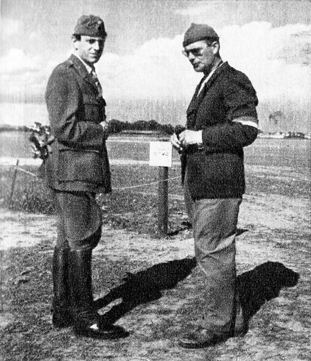 Ivar af Sillén t.v. och Bengt C:son Bergman t.h. – Foto i tidningen Flyg 1946:15 sid 5