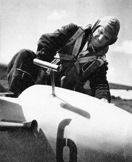 Sven Alm F 6 vid segelflyg-SM 1946 på Ålleberg. – Foto i tidningen Flyg 1946:15 sid 14