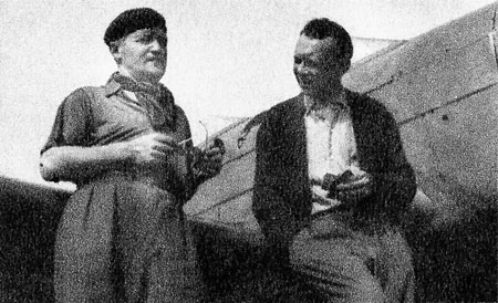 Yngve Norrvi t.h. i samspråk med – gruppchefen i Jönköpings fk, Carl Stenér. – Foto i tidningen Flyg 1947:12 sid 4