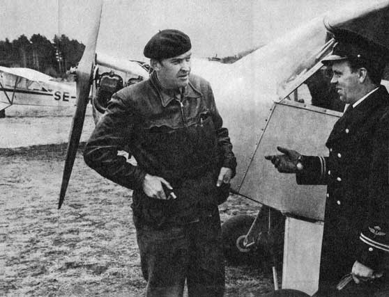 Klubbordföranden Sven Nordenfors t.v, i samtal med fanjunkare Svensson, F 21, som är på tillfälligt besök. Foto i tidningen Flyg 1947:14 sid 9