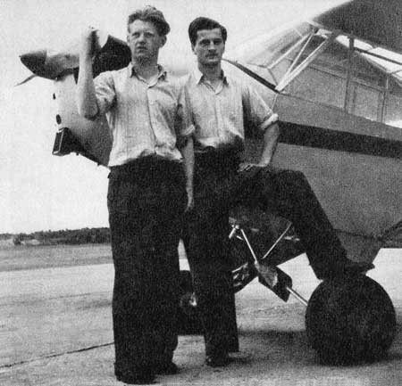 Sten Pohlstrand t.v. och Curt Bjärestig vid sin Cub. Foto i tidningen Flyg 1947:14 sid 9