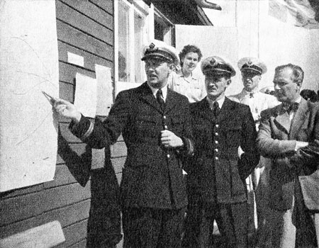 Bengt C:son Bergman t.h. lyssnar på meteorologerna Gösta – Håkansson t.v. och Gösta Werner vid segelflygs-SM i Örebro 1947. – Foto i tidningen Flyg 1947:15 sid 8