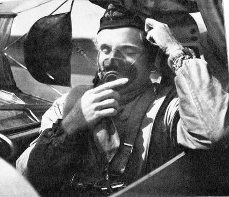Per-Axel Persson, F 5, prövar syrgasutrustningen före sin sista start – i segelflygs-SM i Örebro 1947. Det blev höjdrekord till nära 9000 m. – Foto i tidningen Flyg 1947:15 sid 9
