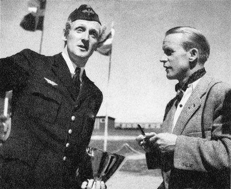 "Pelle" Persson intervjuas om höjdrekordet i SM 1947 av general- – sekreteraren i schweiziska Aeroklubben, ingenjör Adolf Gehriger. – Foto i tidningen Flyg 1947:15 sid 11