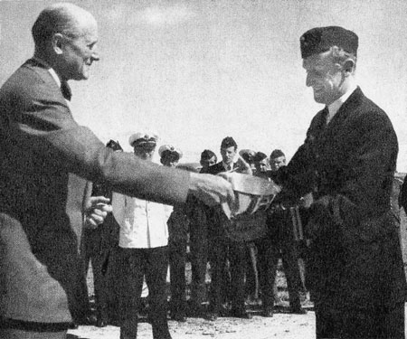Överste Harald Enell överlämnar direktör C A Wikanders vandringspris – till Per Axel Persson vid segelflygs-SM i Örebro 1947. – Foto i tidningen Flyg 1947:15 sid 12