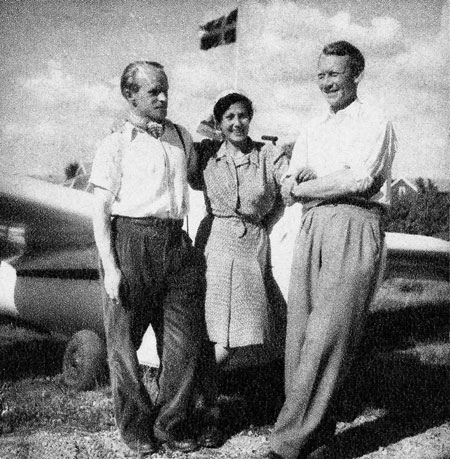 Generalsekreteraren i schweiziska Aeroklubben, Adolf Gehriger med – maka Marguerite gästar Ålleberg. Ållebergschefen Yngve Norrvi t.h. – Foto i tidningen Flyg 1947:16 sid 29