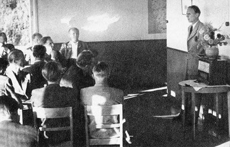 Skolchef Yngve Norrvi håller tal i Ållebergs ljusa restaurang – vid KSAK:s traditionella gruppchefsmöte den 30-31 aug 1947. – Foto i tidningen Flyg 1947:19 sid 11