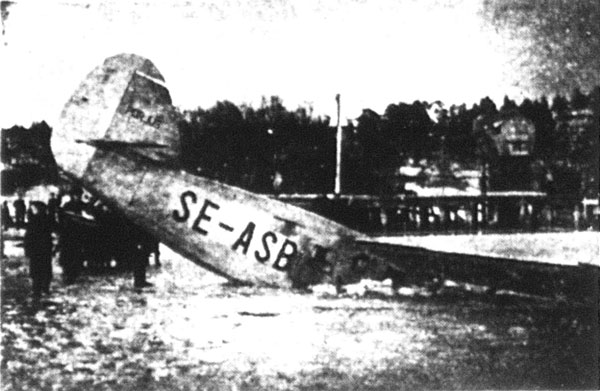 Bild i Västerbottens-Kuriren som rapporterade mera utförligt om olyckan vid Umeå. Foto i Västerbottens-Kuriren 16 jul 1947.